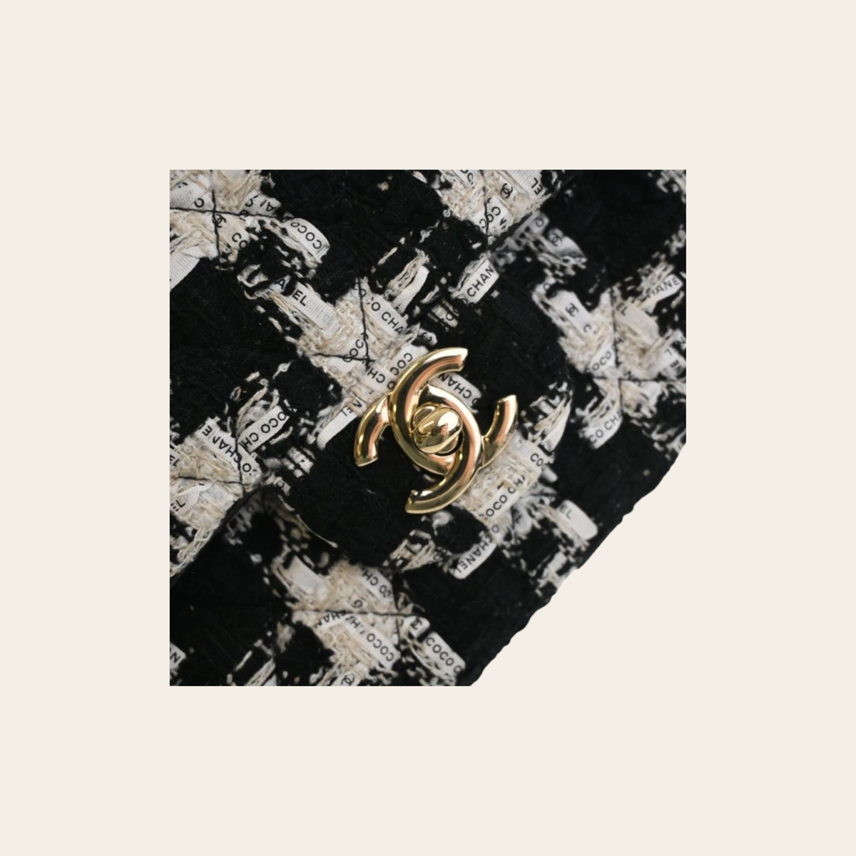 CHANEL – Sac Classic 11.12 Medium Double Flap en Tweed « COCO CHANEL » Noir et Écru, 10 po