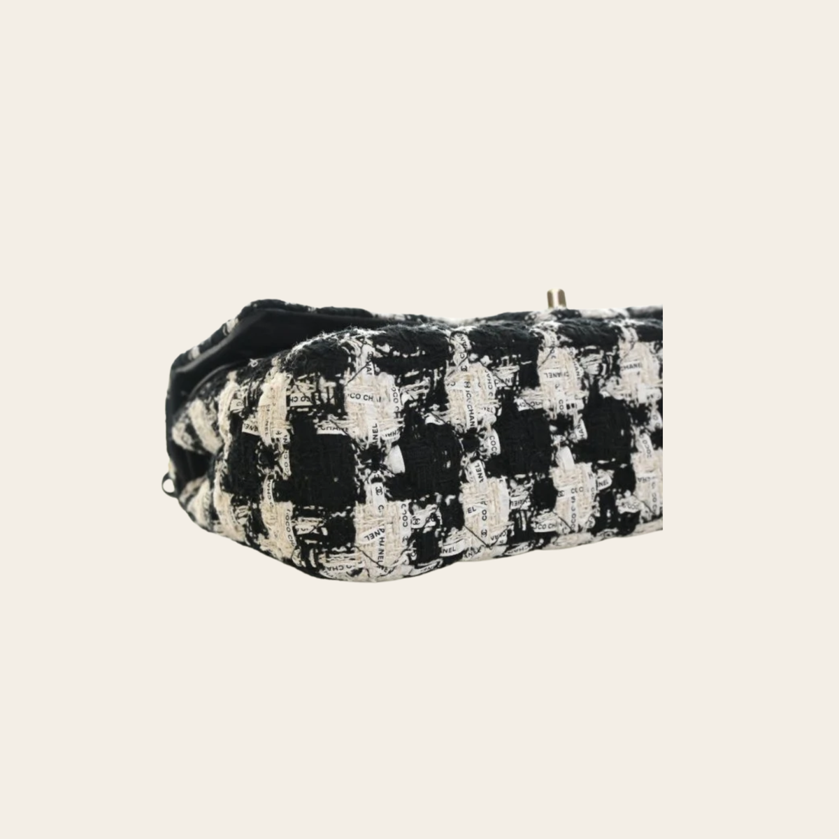 CHANEL – Sac Classic 11.12 Medium Double Flap en Tweed « COCO CHANEL » Noir et Écru, 10 po