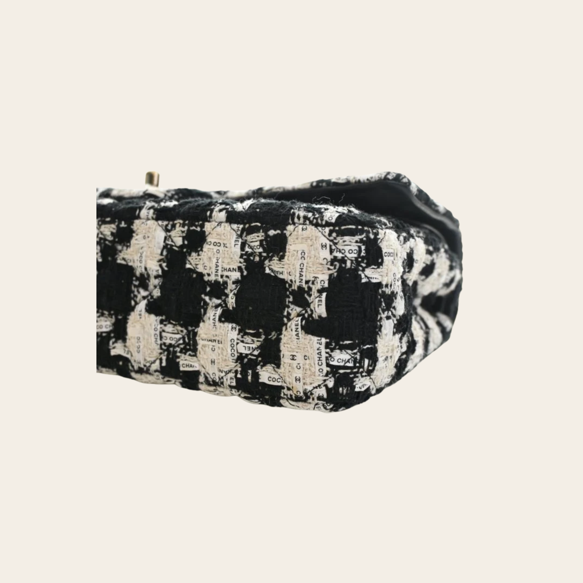 CHANEL – Sac Classic 11.12 Medium Double Flap en Tweed « COCO CHANEL » Noir et Écru, 10 po