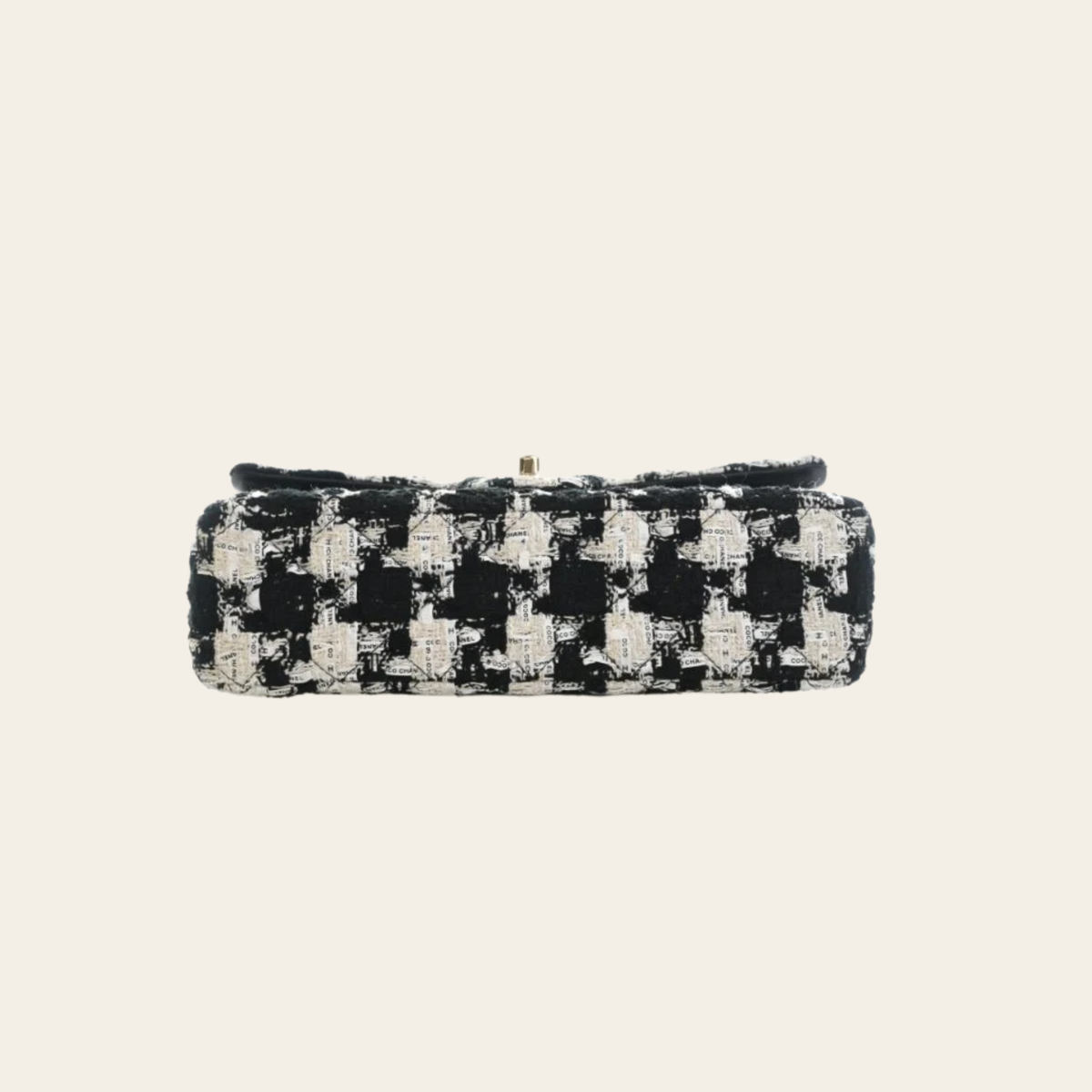 CHANEL – Sac Classic 11.12 Medium Double Flap en Tweed « COCO CHANEL » Noir et Écru, 10 po