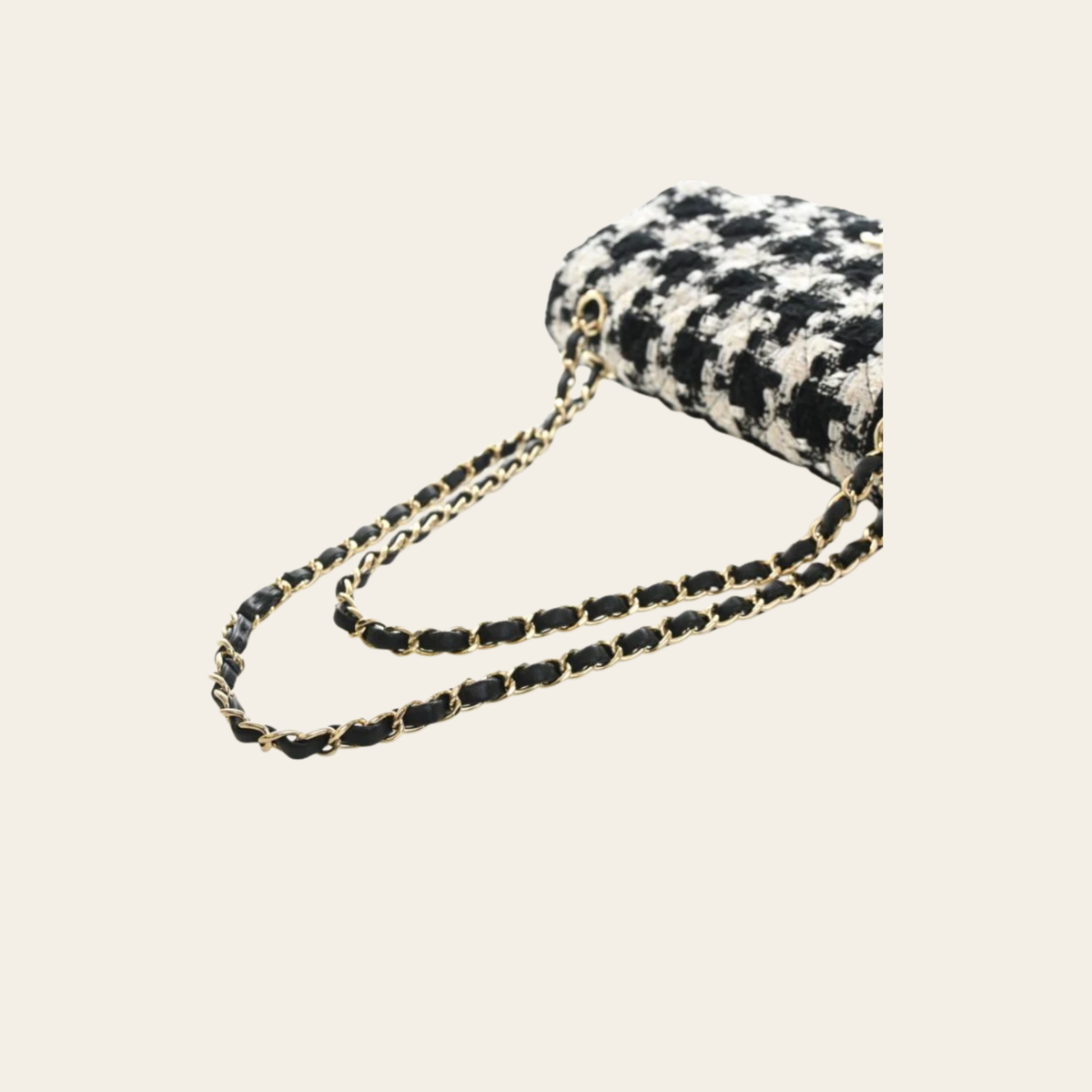 CHANEL – Sac Classic 11.12 Medium Double Flap en Tweed « COCO CHANEL » Noir et Écru, 10 po