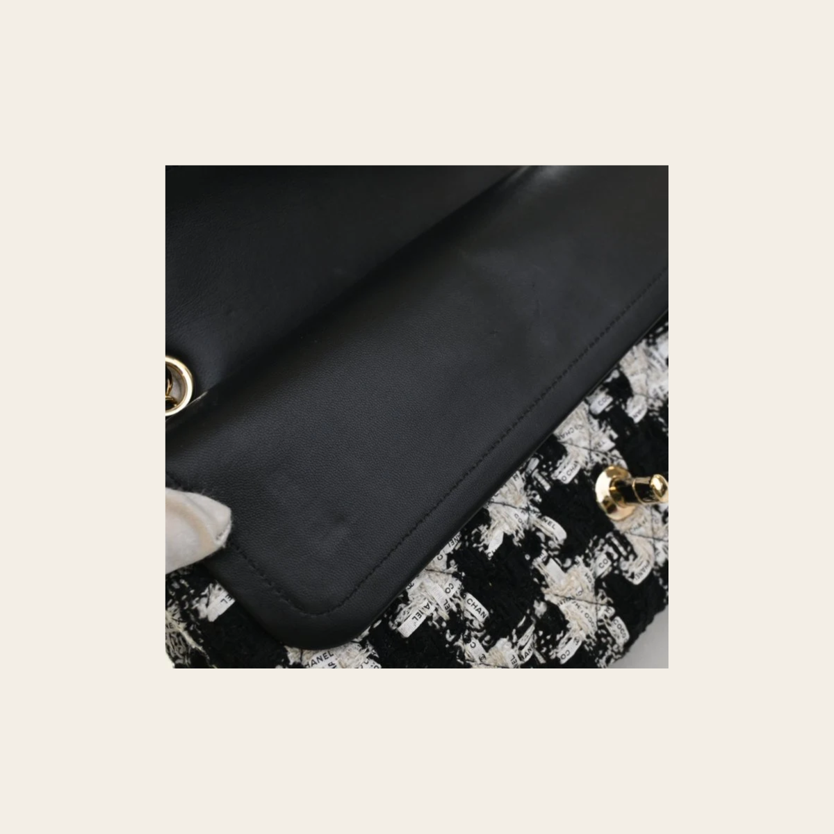 CHANEL – Sac Classic 11.12 Medium Double Flap en Tweed « COCO CHANEL » Noir et Écru, 10 po
