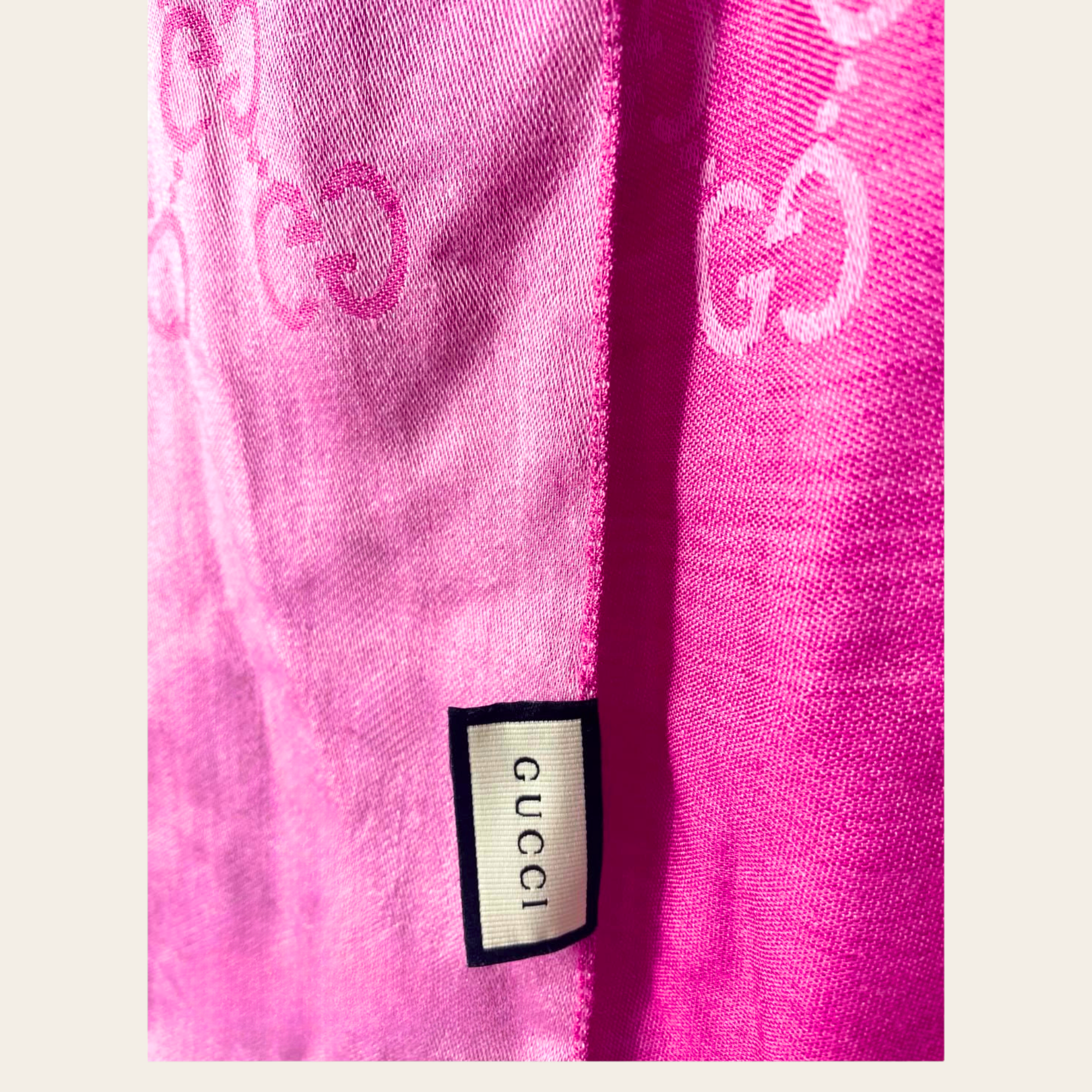 GUCCI – Foulard GG Jacquard Rose Fuchsia