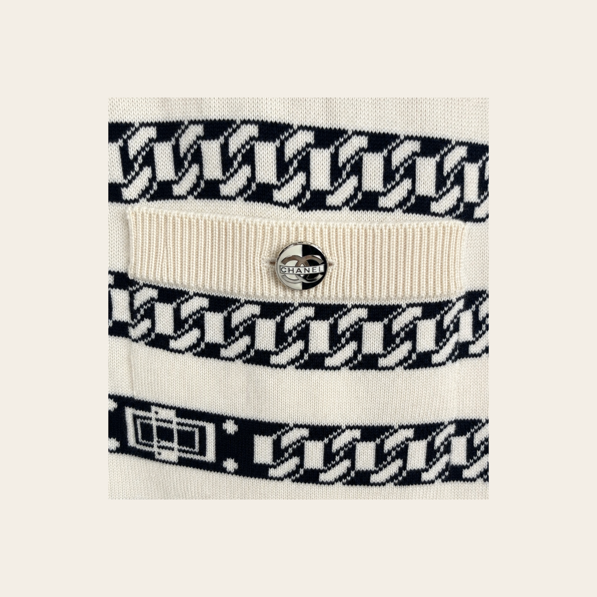 CHANEL — Robe en cachemire à motif chaînes et boutons Coco, Taille FR 48
