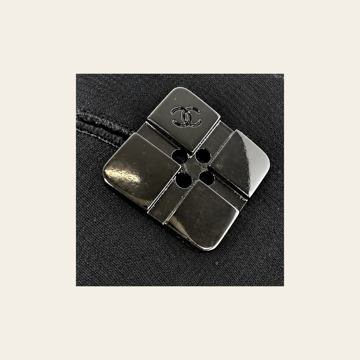 CHANEL — Jupe vintage noire en mousseline plissée à bouton CC, Taille FR 38