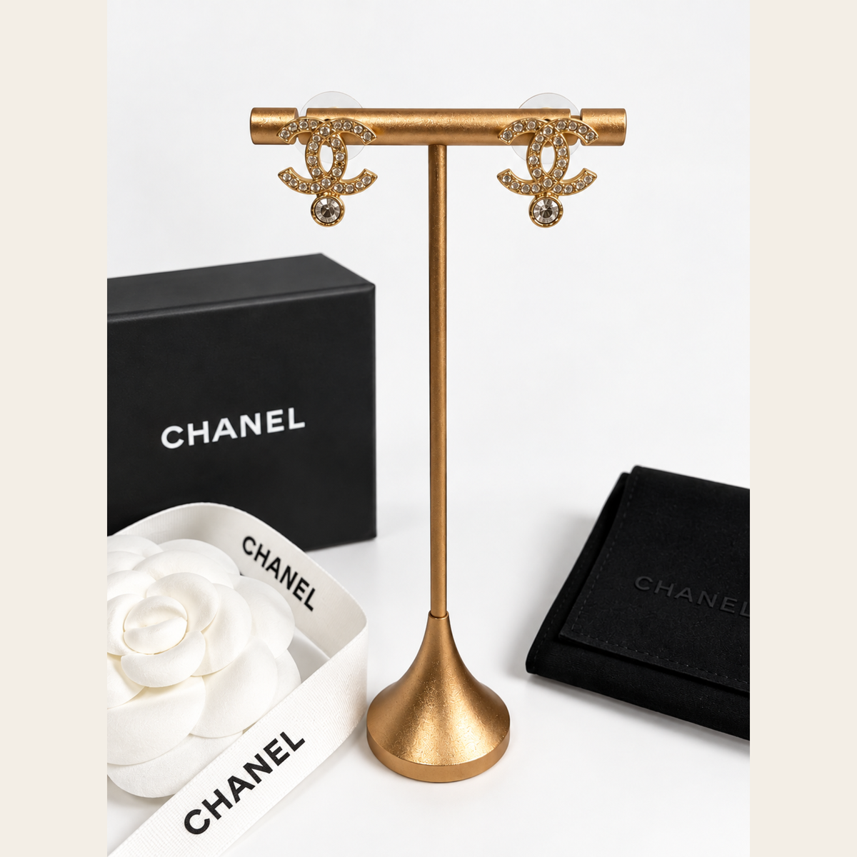 CHANEL — Boucles d’oreilles CC en métal doré à cristaux et strass solitaire