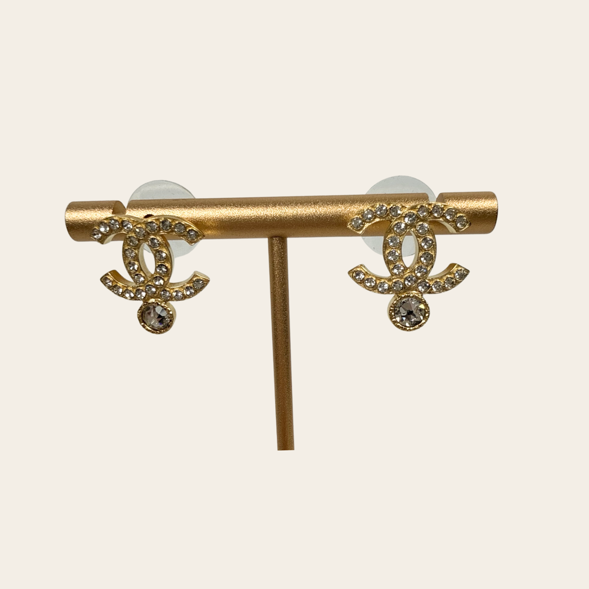 CHANEL — Boucles d’oreilles CC en métal doré à cristaux et strass solitaire