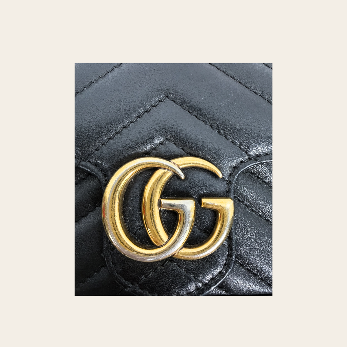 GUCCI — Sac GG Marmont Super Mini en cuir matelassé noir