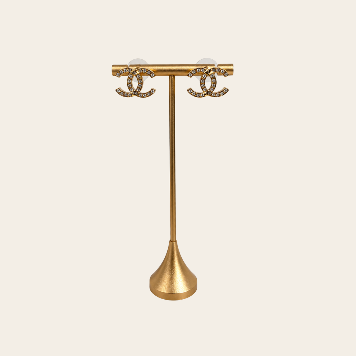 CHANEL — Boucles d’oreilles CC façon fer à cheval en métal doré et cristaux