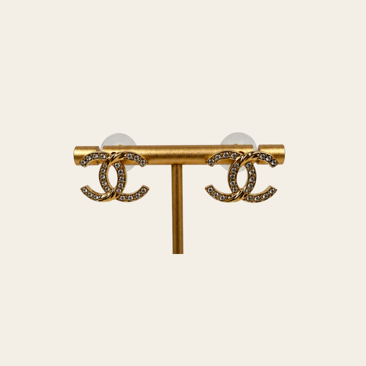 CHANEL — Boucles d’oreilles CC façon fer à cheval en métal doré et cristaux