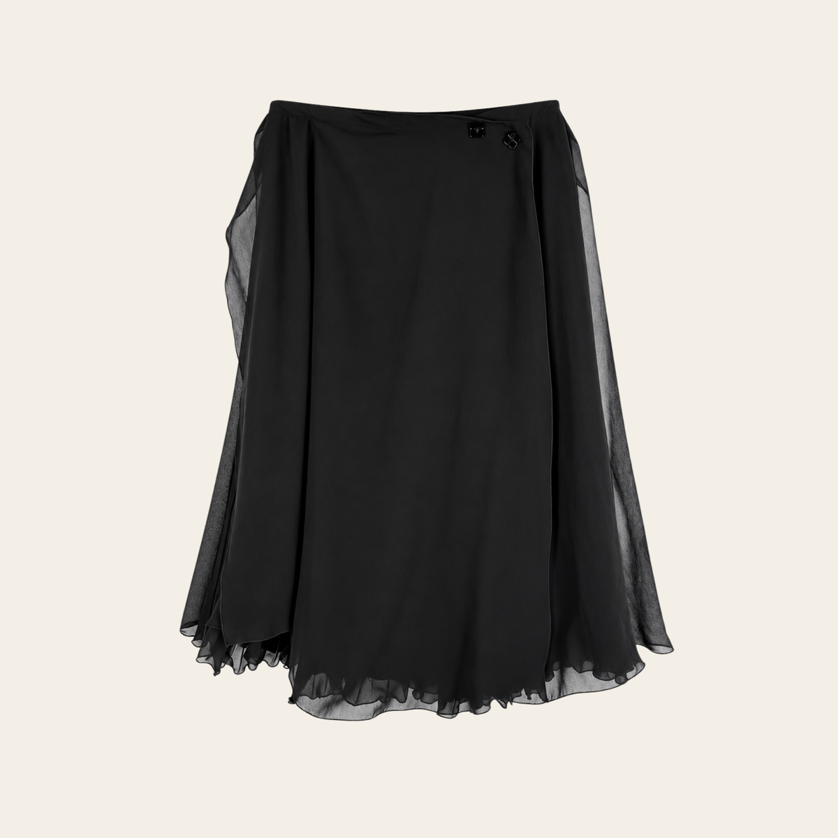 CHANEL — Jupe vintage noire en mousseline plissée à bouton CC, Taille FR 38