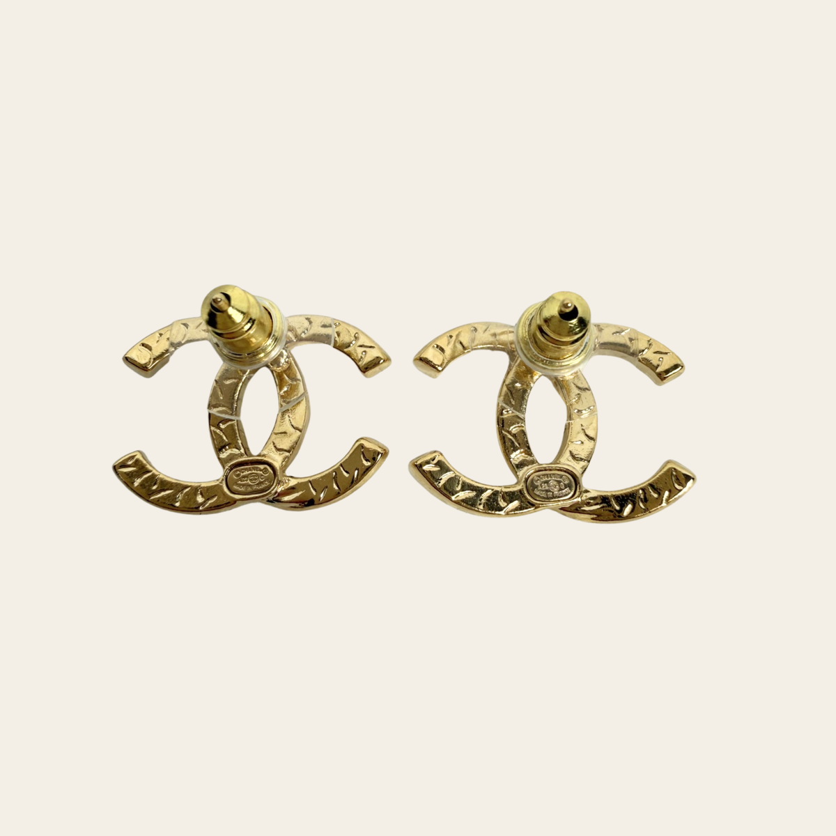 CHANEL — Boucles d’oreilles CC façon fer à cheval en métal doré et cristaux